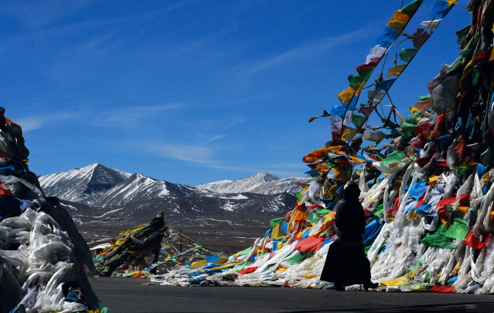 Gyatso La Mountain Pass in Tingri County, Shigatse