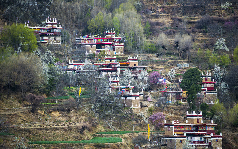 Jiaju-Tibetan-Village-in-Garze-01