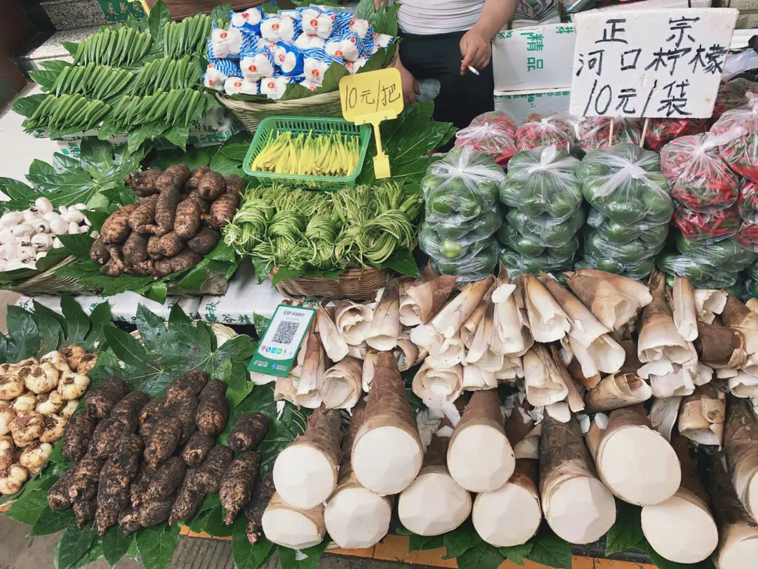 Zhuanxin Farmers' Market in Kunming (2)