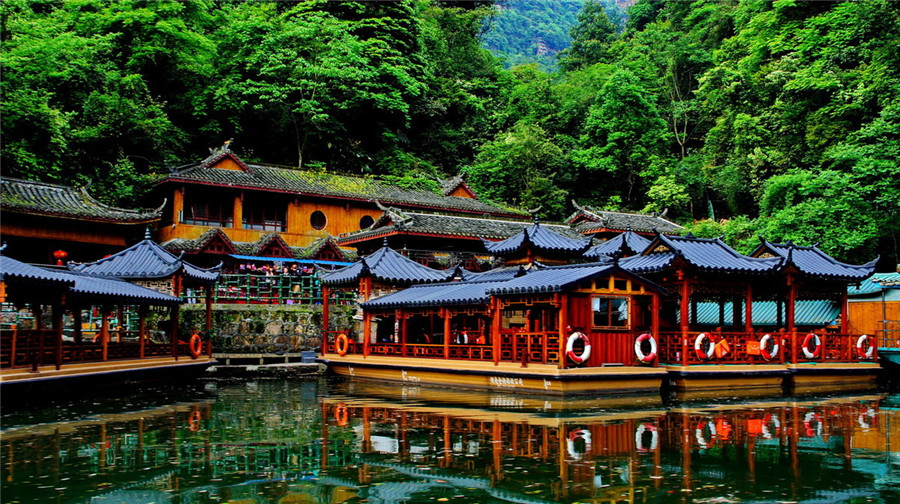 Baofeng-Lake-in-Wulingyuan-District-Zhangjiajie-01