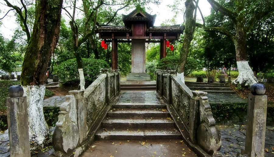 Ling-Canal-in-Xingan-County-Guilin-01