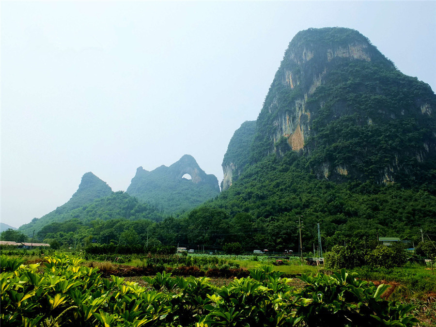 Moon-Hill-in-Yangshuo-County-Guilin-02