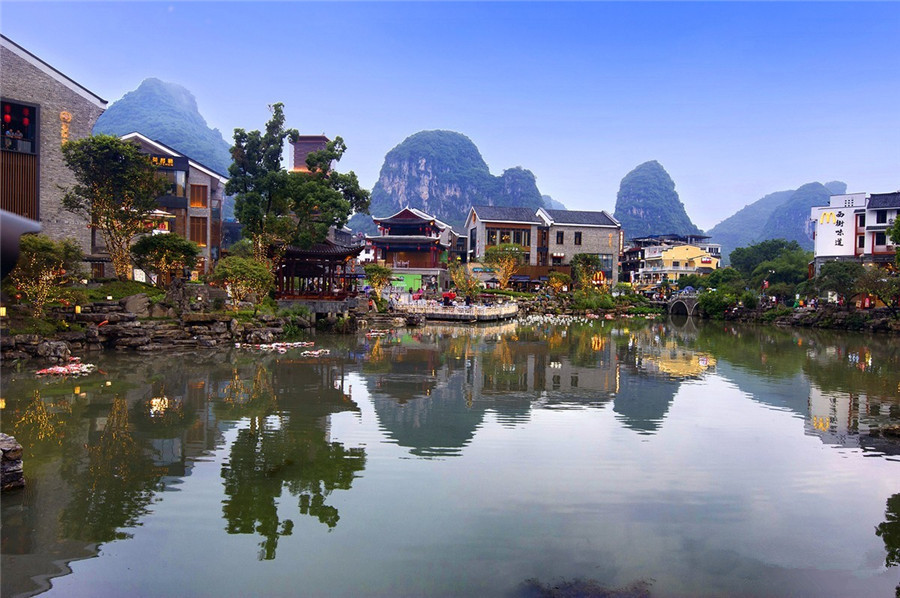 West-Street-in-Yangshuo-County-Guilin-03