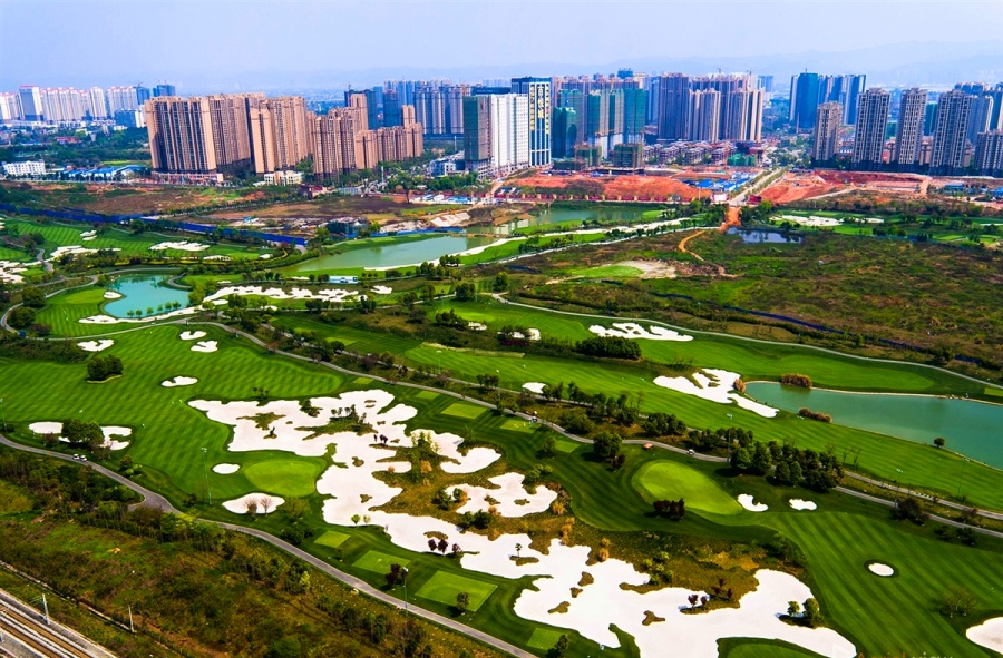 Chengdu Wolong Valley International Golf Club in Sichuan (4)