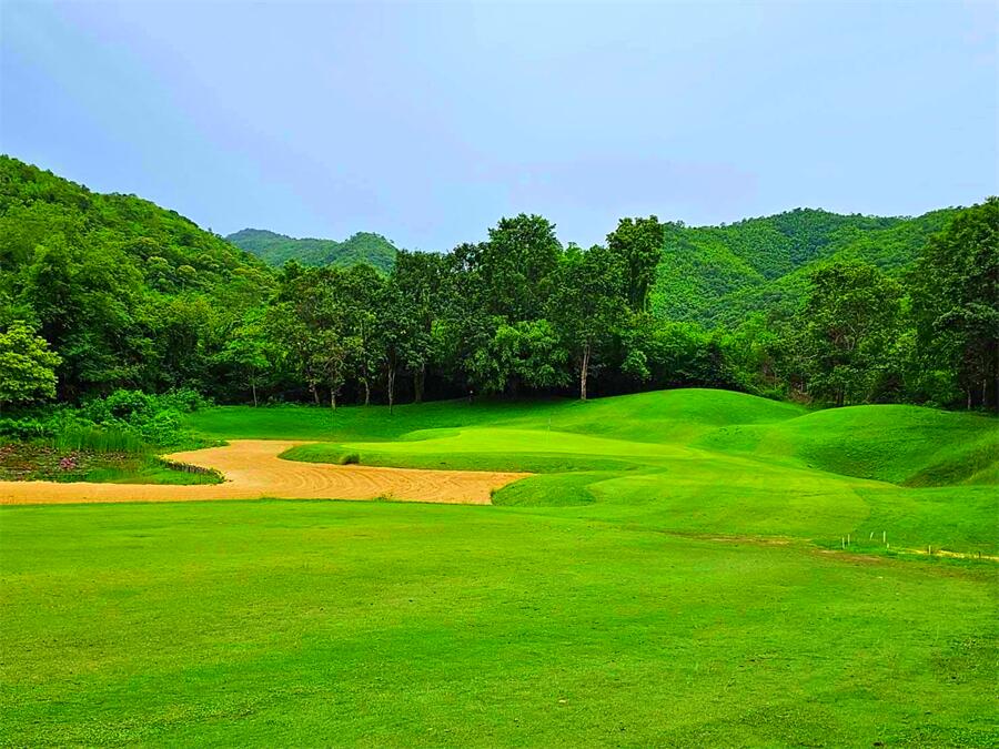 Dragon Hills Golf & Country Club in Ratchaburi, Thailand (8)