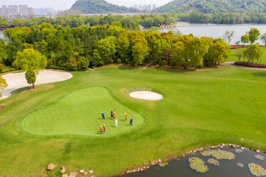 Jian Lake Blue Bay Golf Club in Lingshui, Hainan (11)