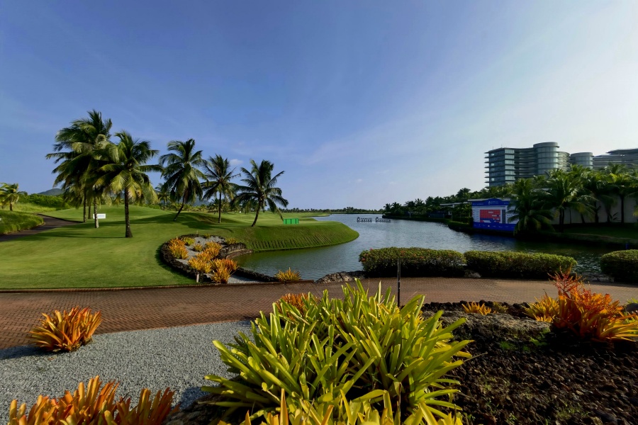 Jian Lake Blue Bay Golf Club in Lingshui, Hainan (3)