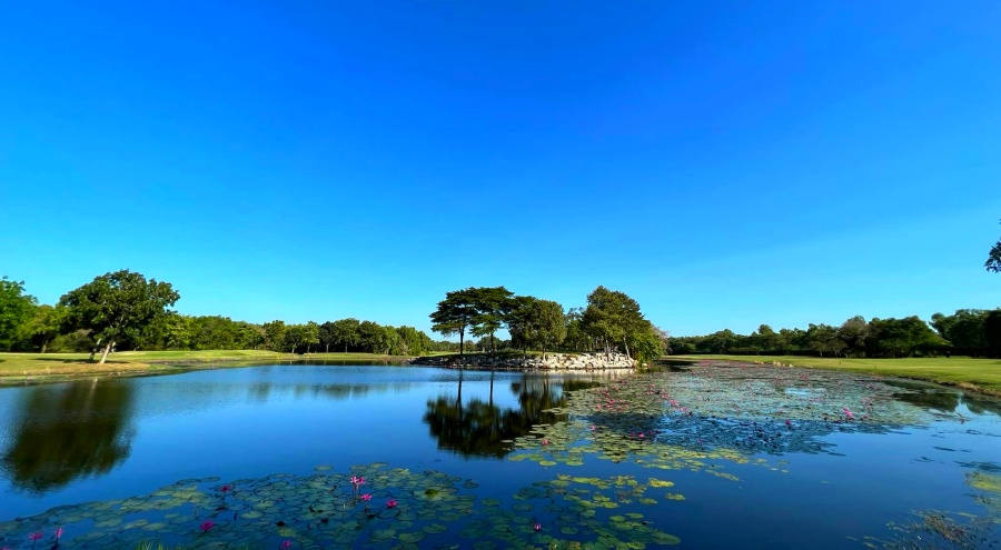Lotus Valley Golf Resort in Chachoengsao, Thailand (3)