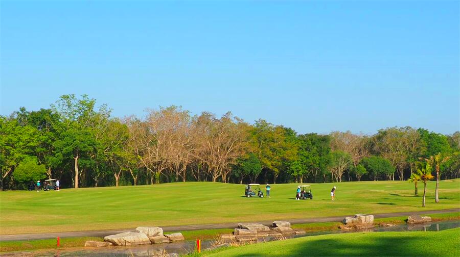 Lotus Valley Golf Resort in Chachoengsao, Thailand (8)