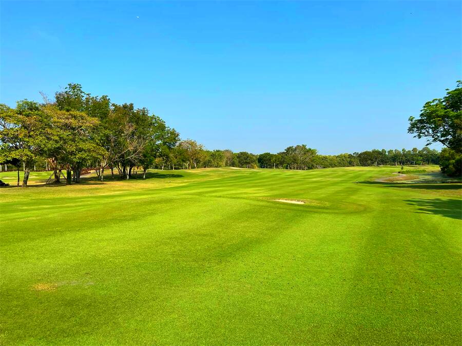 Lotus Valley Golf Resort in Chachoengsao, Thailand (9)