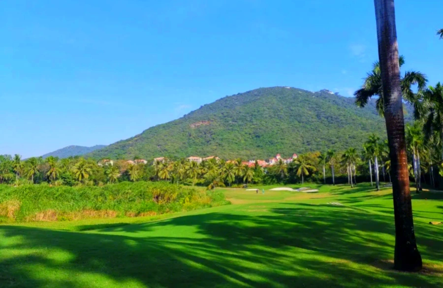 Yalong Bay Golf Club in Sanya, Hainan (27)