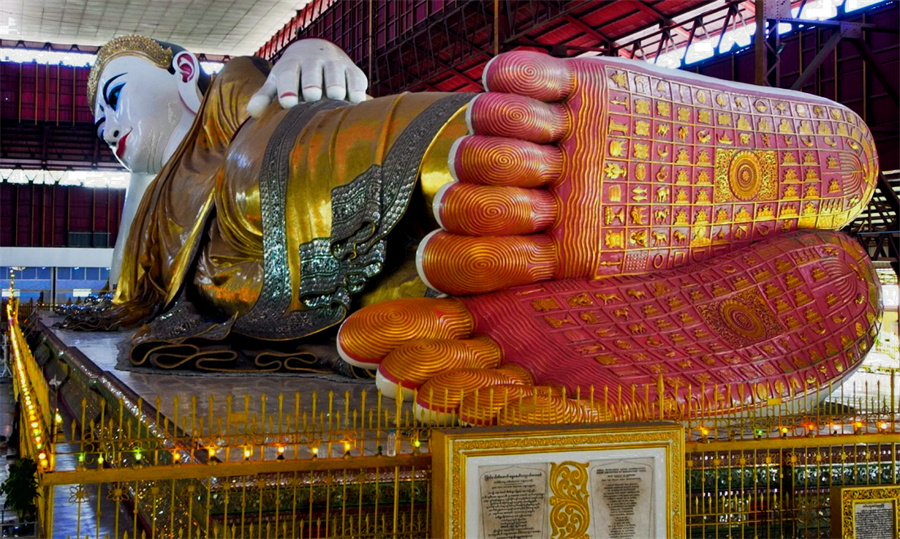 Chaukhtatgyi Buddha Temple in Yangon, Myanmar (2)