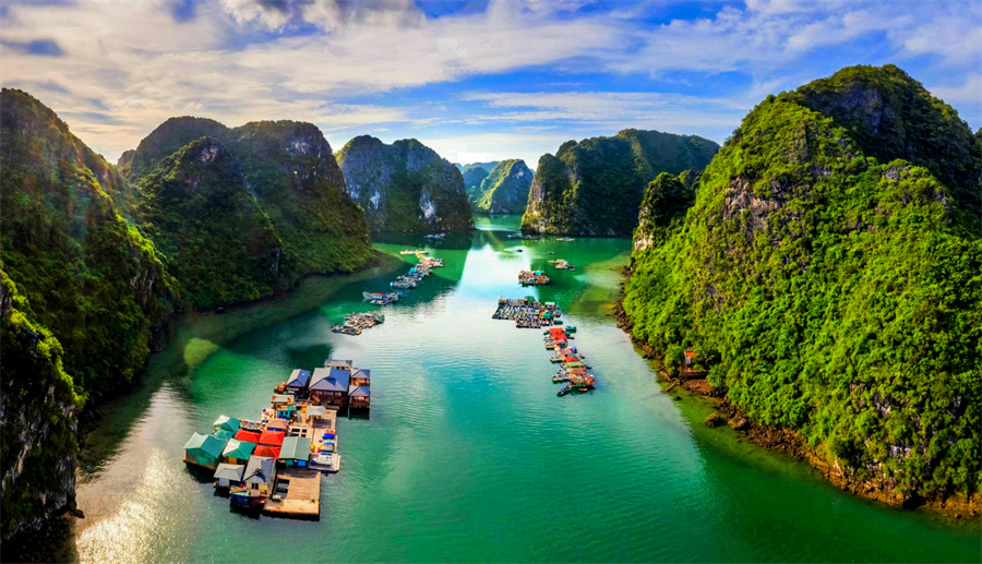 Cua Van Floating Village in Ha Long Bay (3)