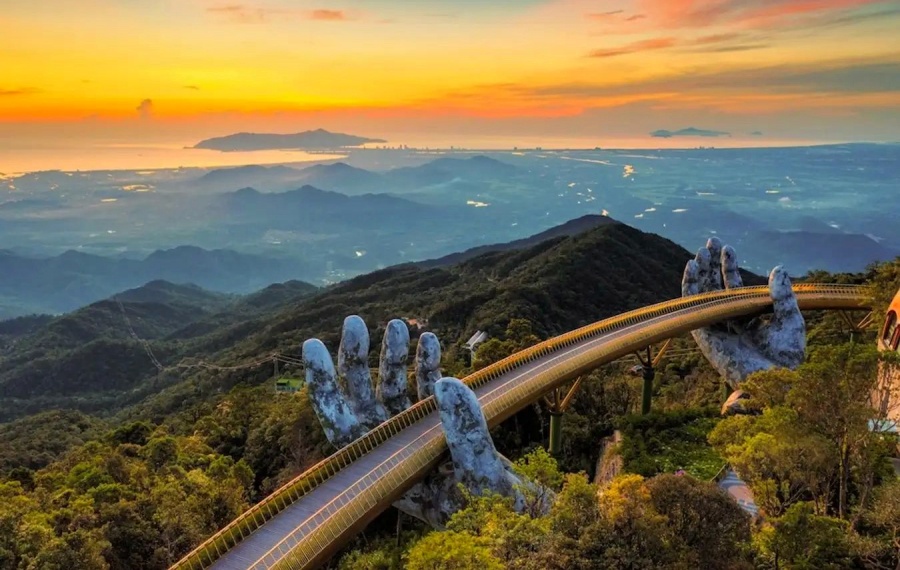 Golden Bridge in Da Nang, Vietnam (2)