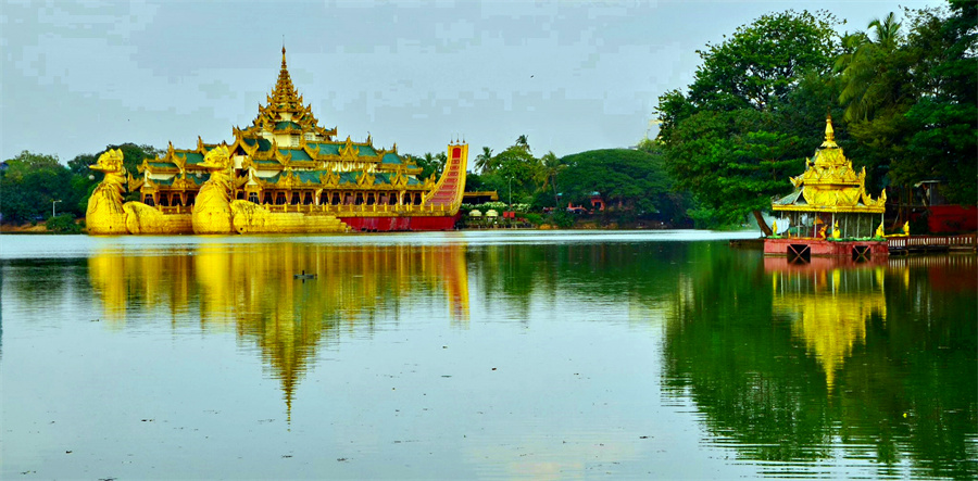 Kandawgyi Lake Park in Yangon, Myanmar (16)