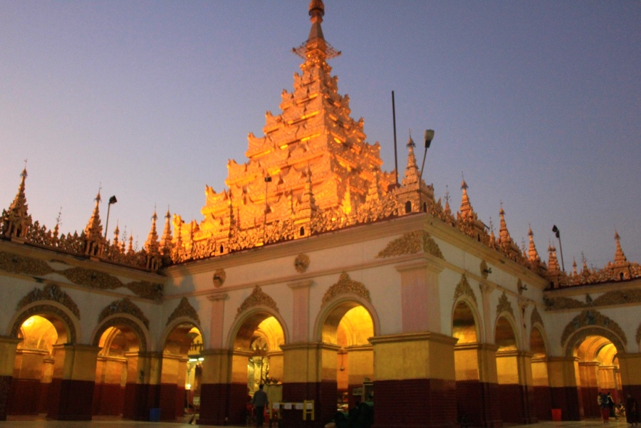 Mahamuni Pagoda in Mandalay, Myanmar (4)