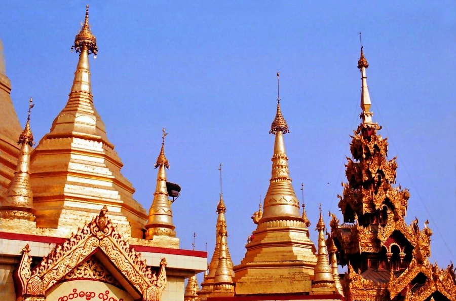 Sule Pagoda in Yangon, Myanmar (13)