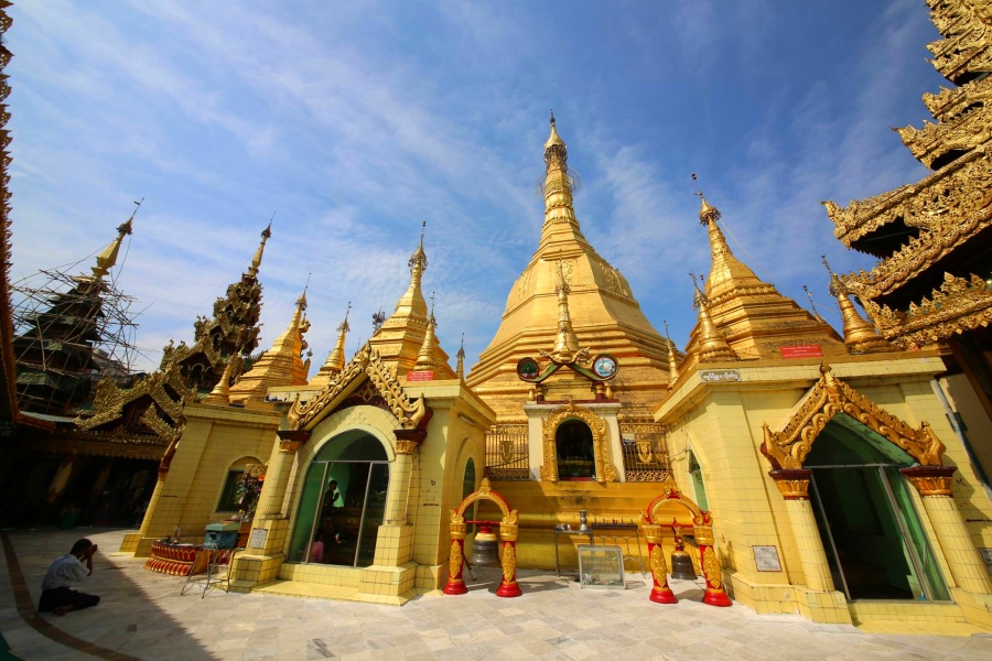Sule Pagoda in Yangon, Myanmar (16)