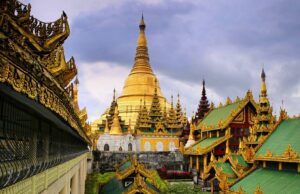 Sule Pagoda in Yangon, Myanmar (7)