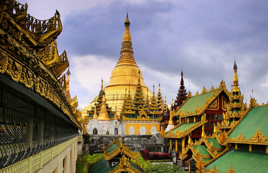 Sule Pagoda in Yangon, Myanmar (7)