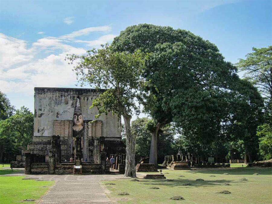 Wat Si Chum in Sukhothai, Thailand (2)